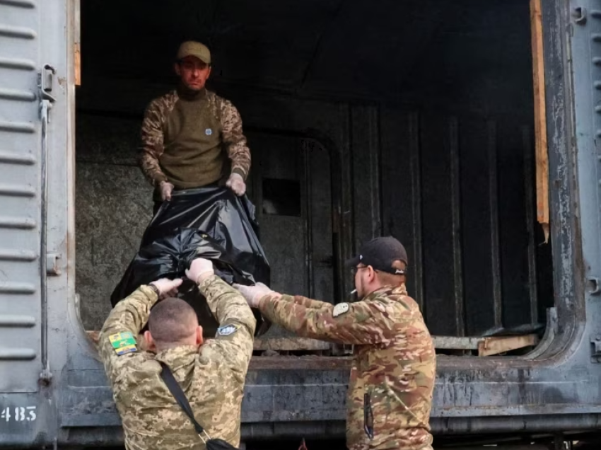 Një njësi e posaçme ukrainase mbledh kufomat e ushtarëve të vrarë rusë