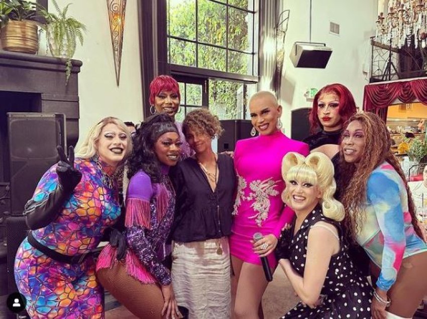 Aktorja amerikane dëfrehet me “drag queens” në Hollivud 