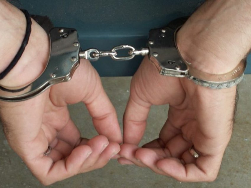 Vjedhje e rëndë në Smirë të Vitisë, arrestohet një person i dyshuar