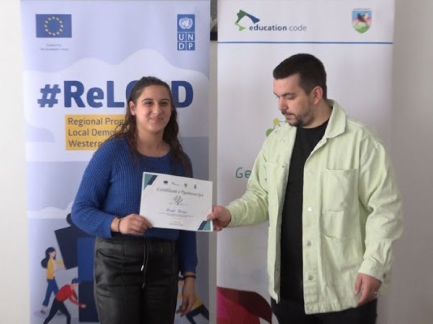 Dhjetëra të rinj nga Fusha Kosova certifikohen për dizajn grafik