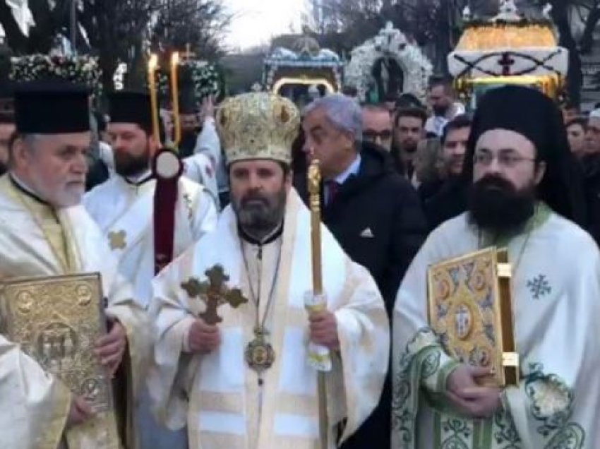 Pashka Ortodokse/ Mijëra besimtarë korçarë kremtojnë sot të ‘Premten e Zezë’