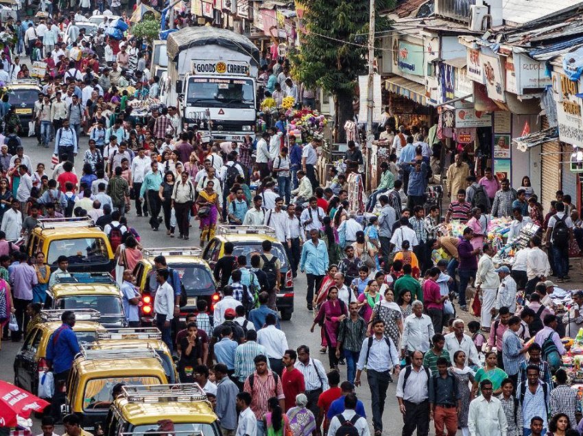 India bëhet vendi më i populluar në botë, e kalon Kinën