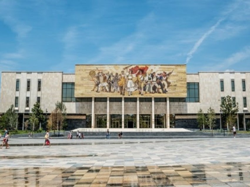 ​Rritet numri i vizitorëve në Muzeun Historik në Tiranë
