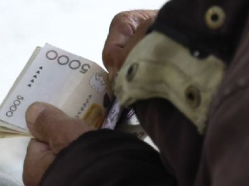 ​Paratë borxh të shqiptarëve, më shumë kërkojnë tek të afërmit sesa te bankat