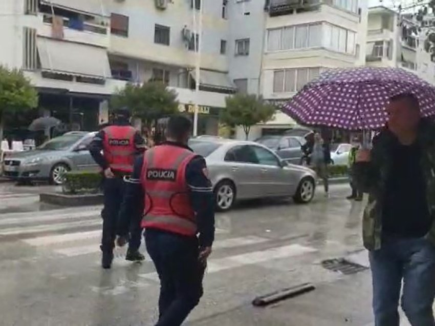 Aksidentohet në vijat e bardha 45-vjeçarja në Berat, transportohet me plagë të shumta në spital