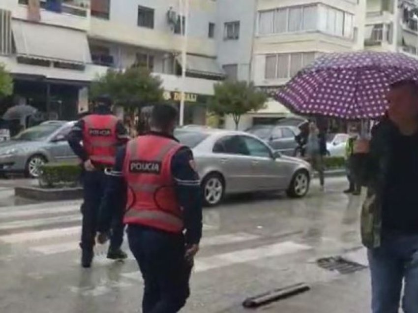 Aksident në Berat, makina përplas një grua në vijat e bardha