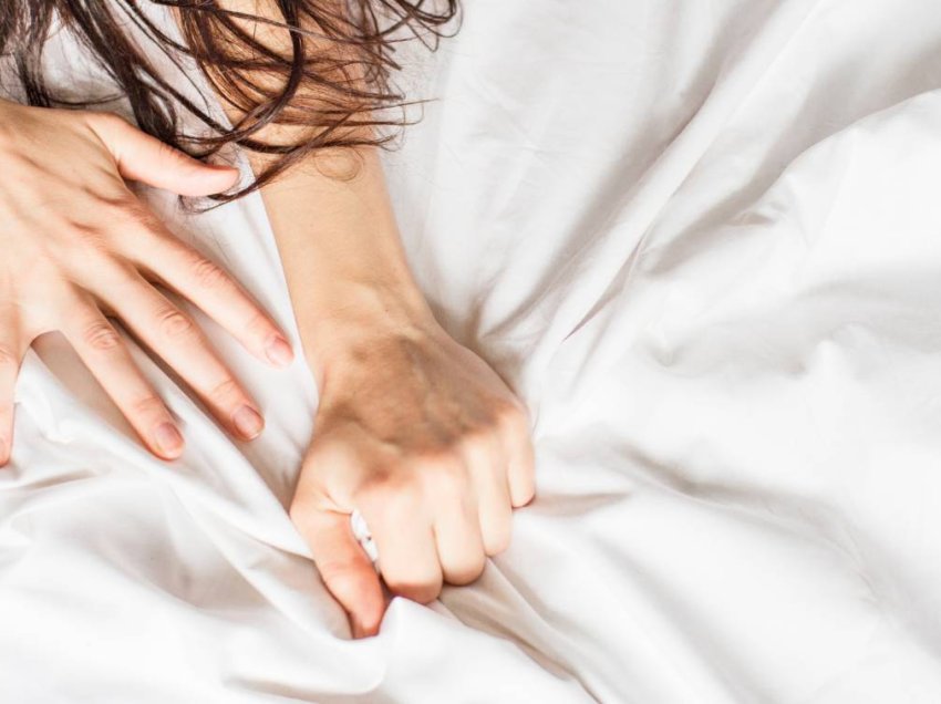 Ekspertët tregojnë pse është mirë të filloni të bëni seks gjatë menstruacioneve