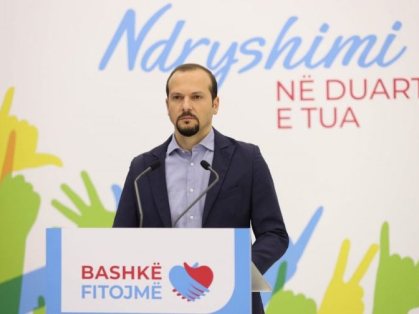 Shefi i kabinetit të Berishës denoncon skandalin në Has: Djemtë e kandidatit të PS shpërndajnë pako nga rezervat e shtetit me qëllime elektorale