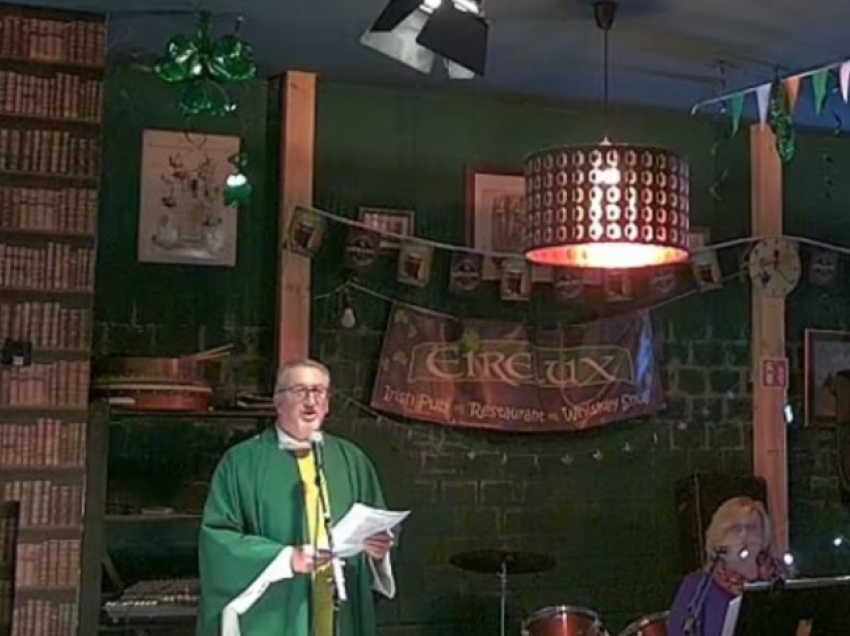 Një meshë e pazakontë, besimtarët mblidhen në pub-in irlandez