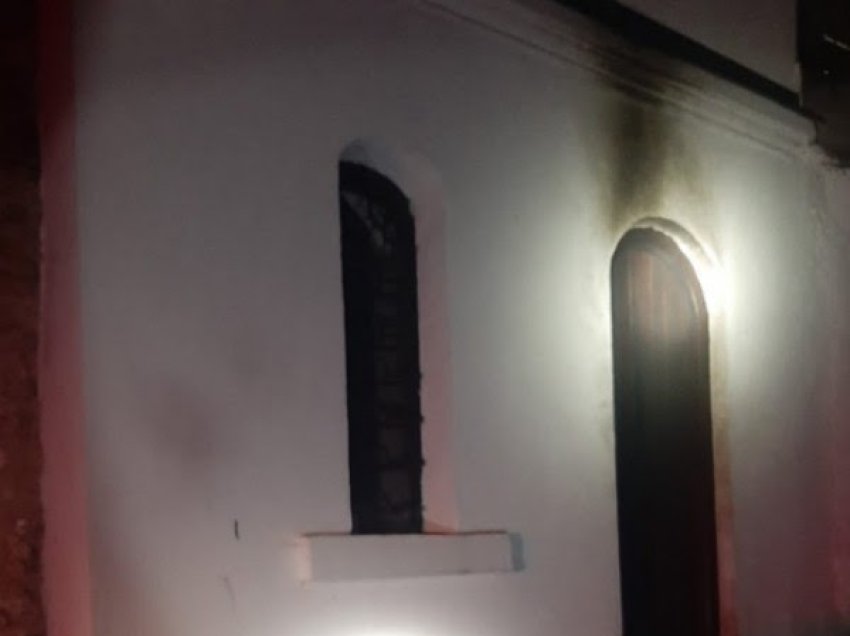 Dëmtohet dera e një kishë në Prizren
