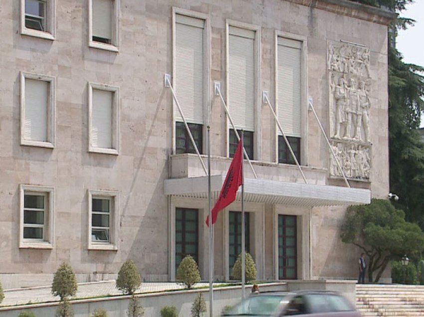 Qeveria e Shqipërisë miraton rritjen e pagave