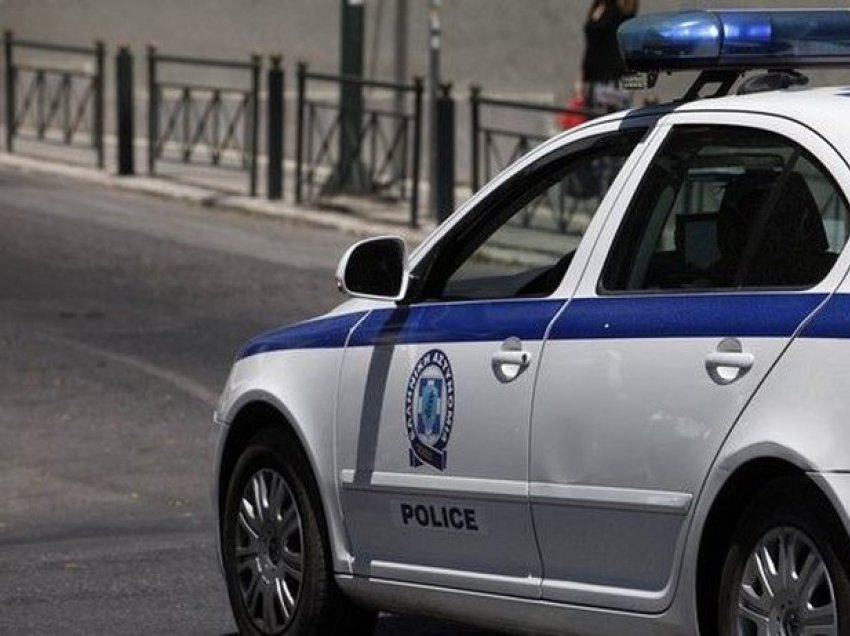 Çfarë po ndodh në Greqi? Në tentativë për të grabitur shokun, polica ‘fundos’ shqiptarin e mitur