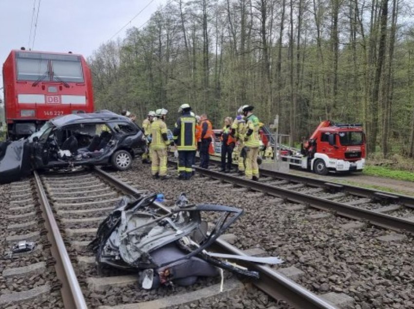 Treni godet një veturë në Gjermani, të paktën tre të vdekur