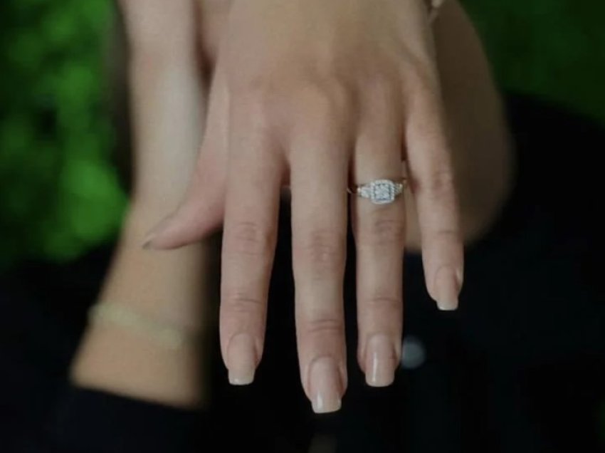 Kiara Tito publikon foton e parë të unazës: Zemra plot!