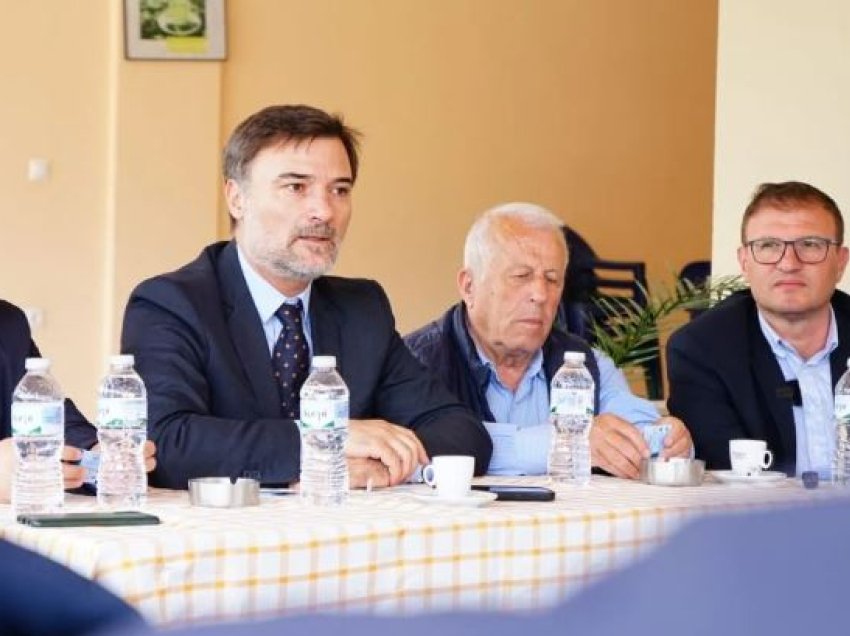 “PD u distancua nga ‘non grata’ për t’i shpëtuar izolimit”/ Alibeaj prezanton kandidaten në Finiq