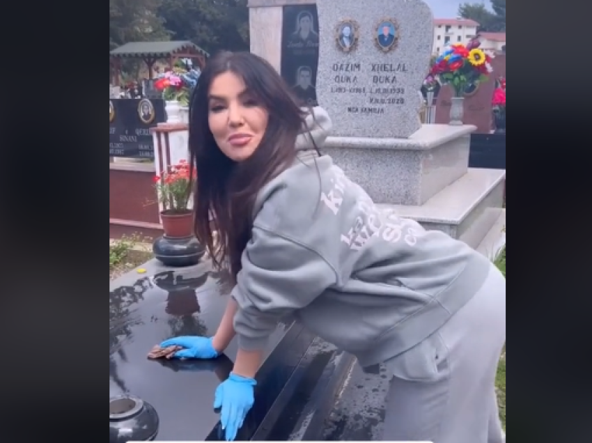 Video skandaloze/ Megi Pojani dredh të pasmet dhe tallet mbi varrin e familjares së saj