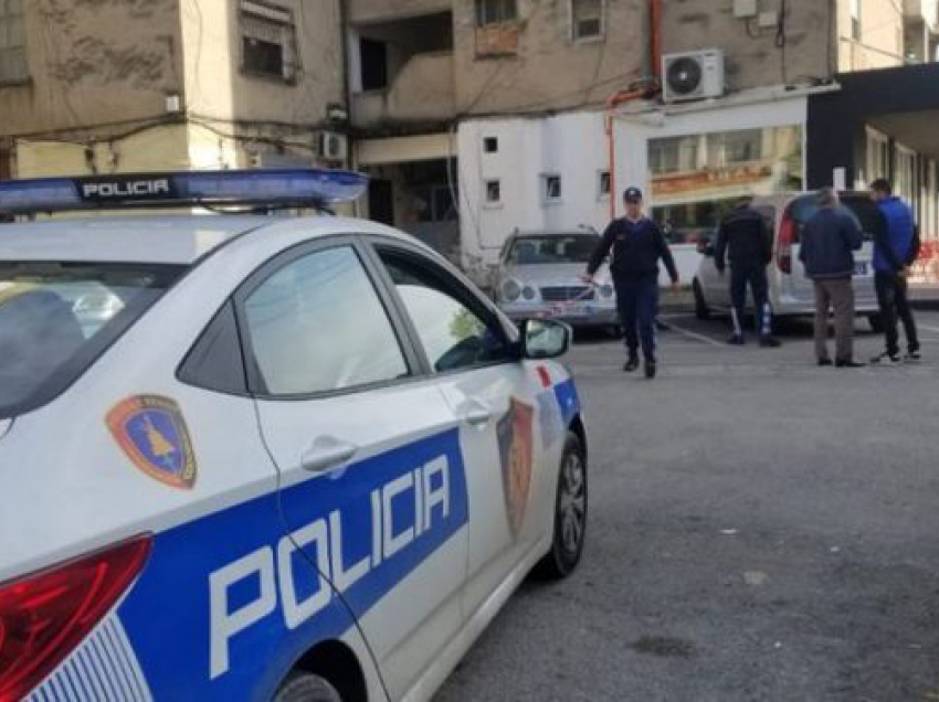 Vidhte pasqyrat e automjeteve të parkuara, arrestohet 29-vjeçari në Vlorë