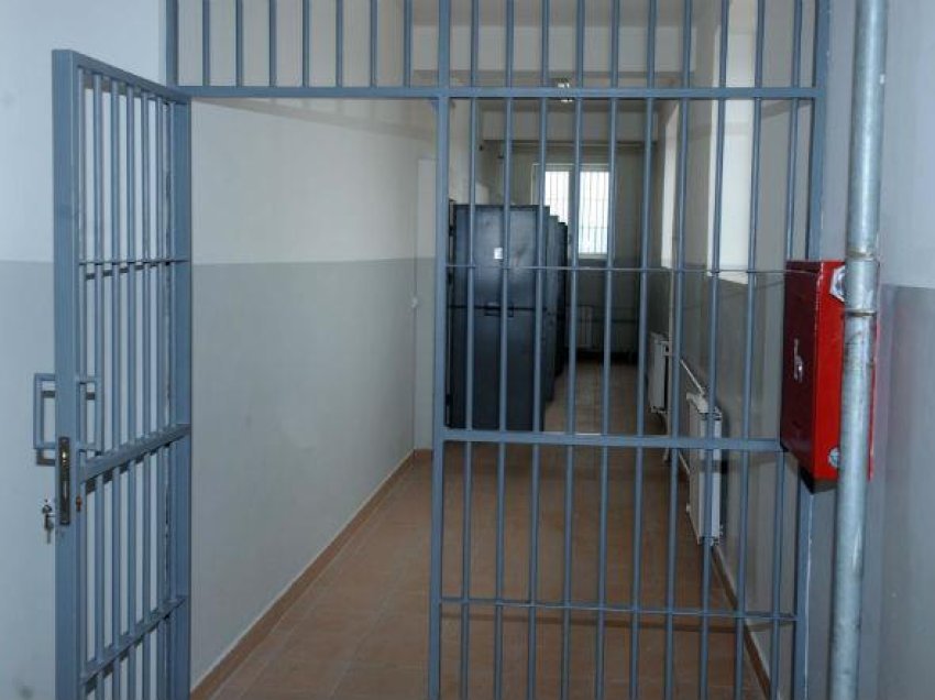 I burgosuri sulmon fizikisht një polic në burgun e Shkupit