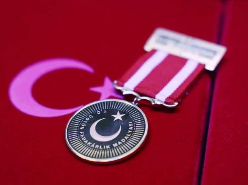 Erdogani dekoron ekipin e FSK-në që shpëtoi disa jetë pas tërmetit në Turqi