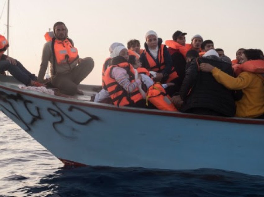 ​Përmbysja e varkave, rreth 70 trupa u nxorën nga Mesdheu dhe 1200 emigrantë u shpëtuan