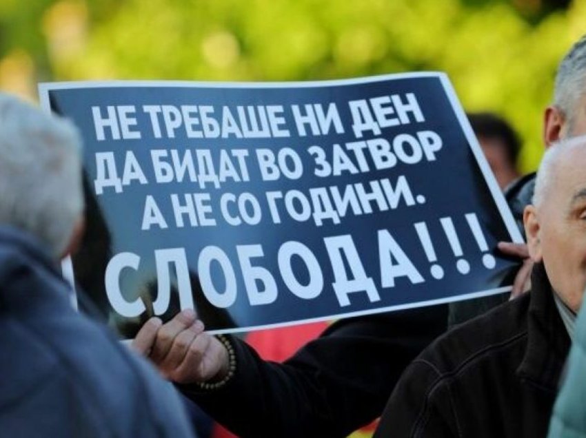 Para Kuvendit të Maqedonisë së Veriut u protestua për lirimin e terroristëve të 27 prillit
