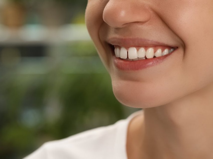 Çka do të thotë nëse i keni dhëmbët e parë të larguar nga njëri-tjetri?