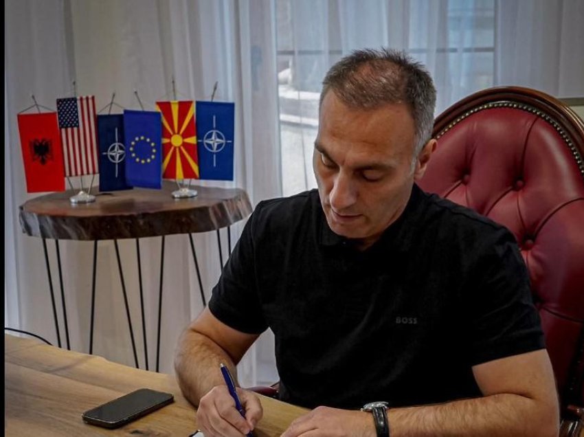 Dorëhiqen 5 ministrat shqiptarë nga qeveria e Republikës së Maqedonisë së Veriut
