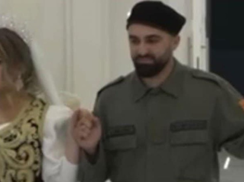 Djali i ish-ushtarit të UÇK-së martohet i veshur me uniformën e babait të tij - Pamje