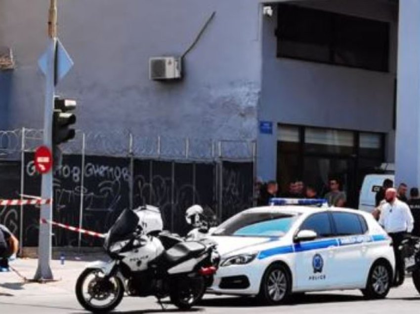 Shqiptari tenton të grabisë bankën në Athinë, përplaset me policinë dhe përfundon në spital