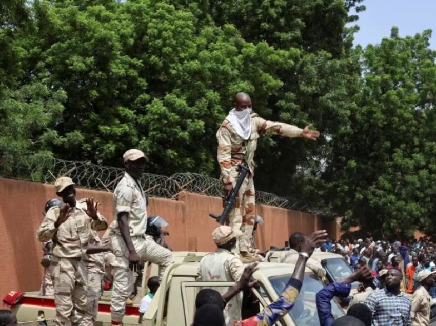 Franca nisi evakuimin për qytetarët e saj dhe të vendeve të tjera evropiane nga Nigeri