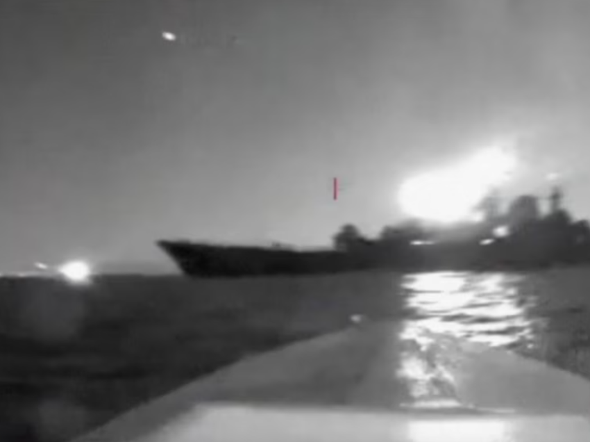Kievi thotë se dronët e saj dëmtuan një anije luftarake ruse 