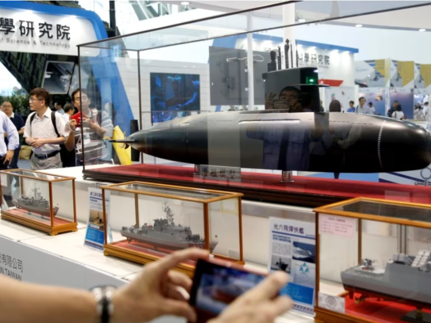 Tajvani prodhon një nëndetëse të telekomanduar mes tensioneve me Kinën