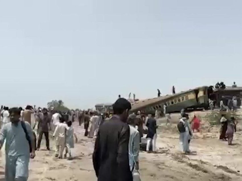 Të paktën 15 të vdekur në një aksident treni në Pakistan