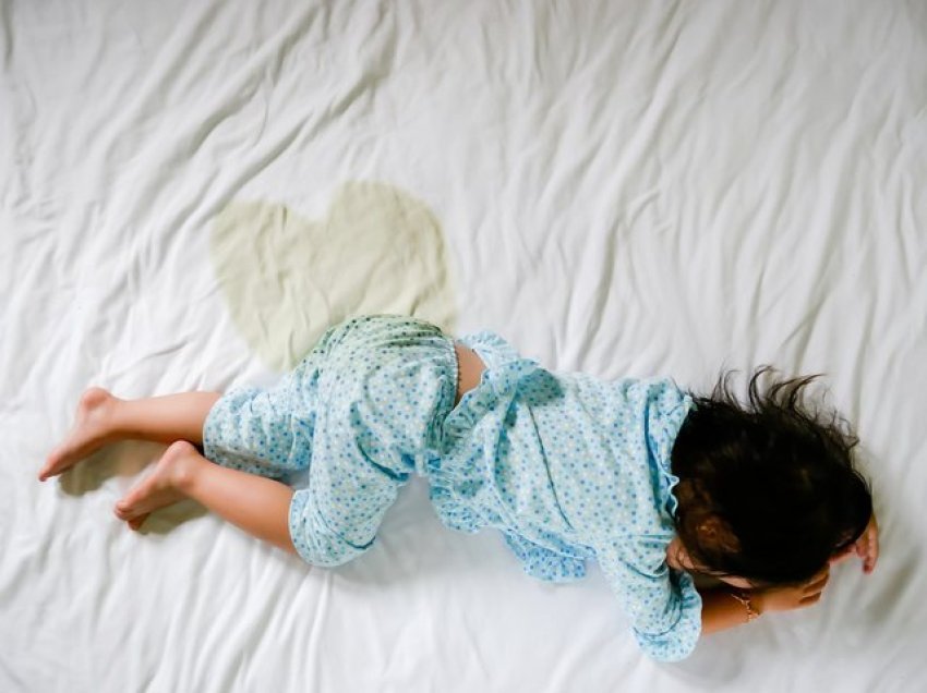 Pse fëmija urinon në krevat? Ja si ta menaxhoni këtë periudhë