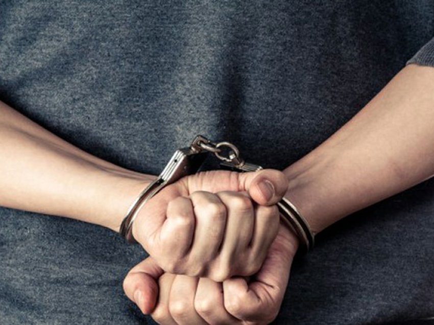 Dyshohet se vodhi rreth 500 euro nga kasaforta e një shitoreje në Malishevë, arrestohet 21-vjeçari