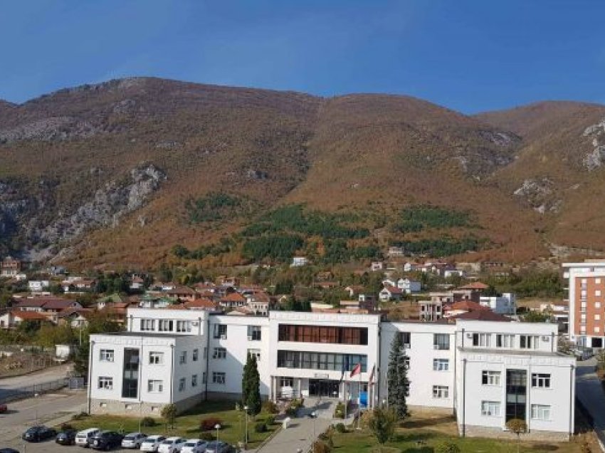 Në Istog një shtetase e Shqipërisë dyshohet se u mbajt e mbyllur në veturë për 4 orë