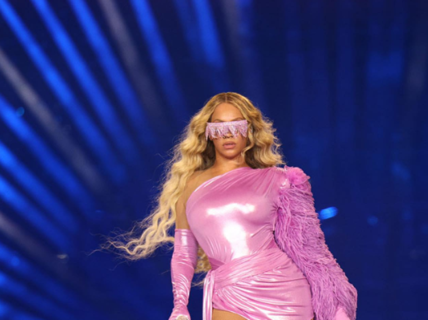 Beyonce përfundon turneun e veshur si “Barbie”
