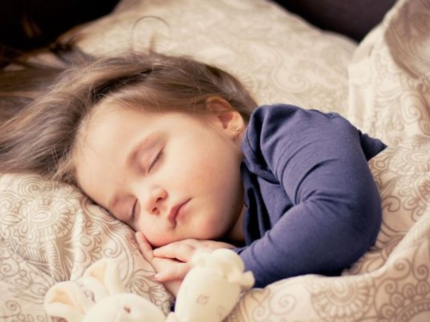 Ne cilën moshë fëmija duhet të eleminojë gjumin e drekës?