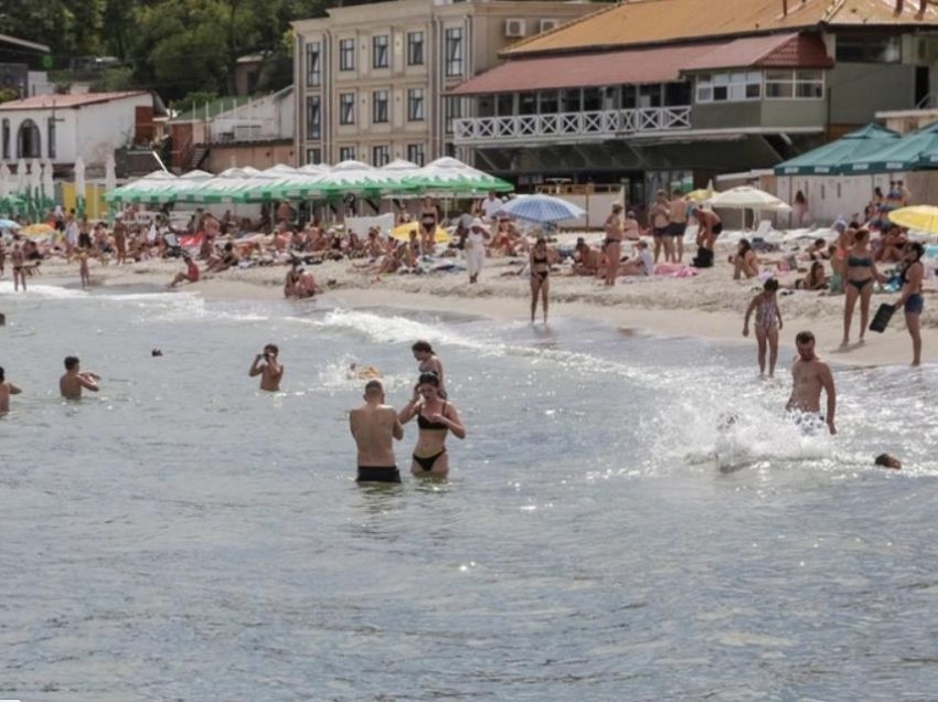 Odesa hap zyrtarisht plazhet për herë të parë që nga pushtimi rus