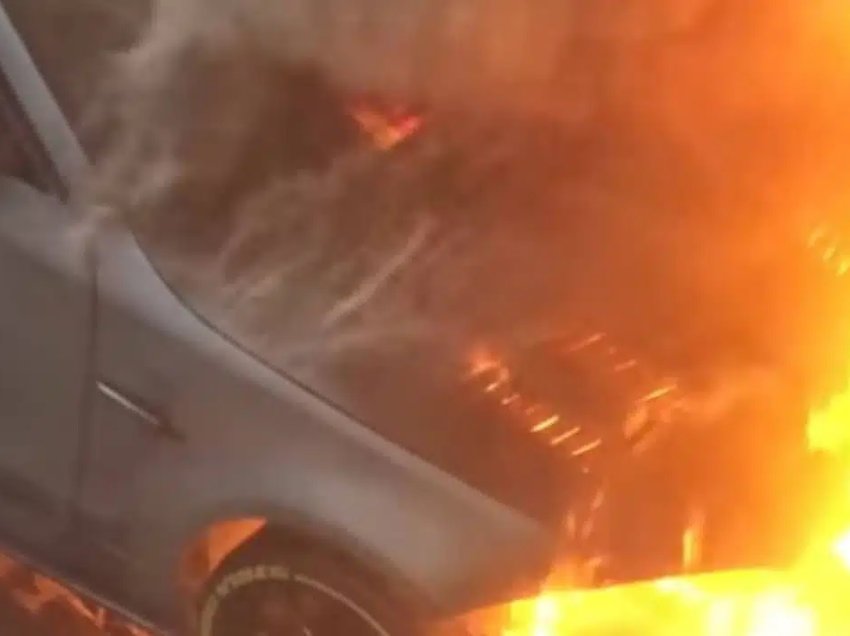 Hasjanin e lë në rrugë Mercedesi C Class, papritur përfshihet nga zjarri