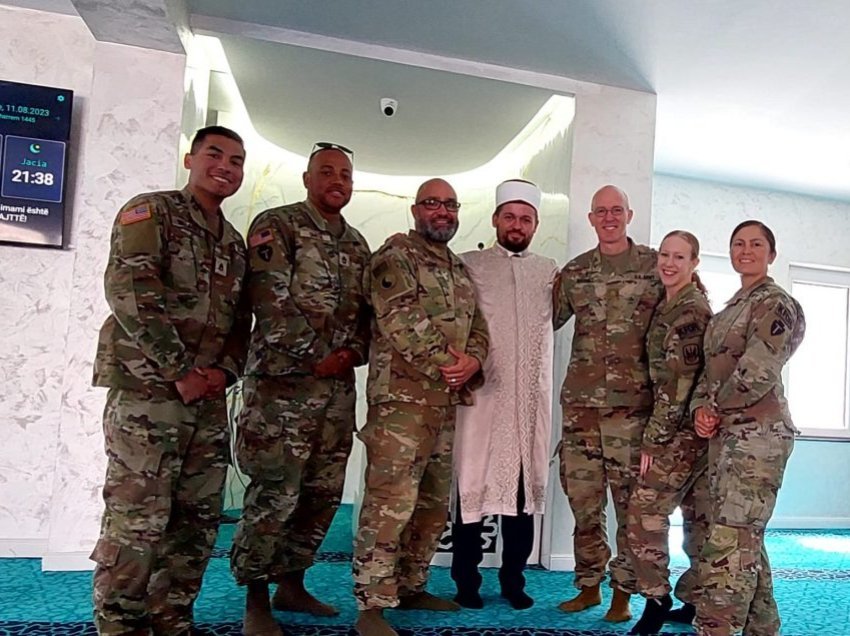 Imami Maliqi pret ushtarakët amerikan në xhami: E falënderoj Zotin që i kemi
