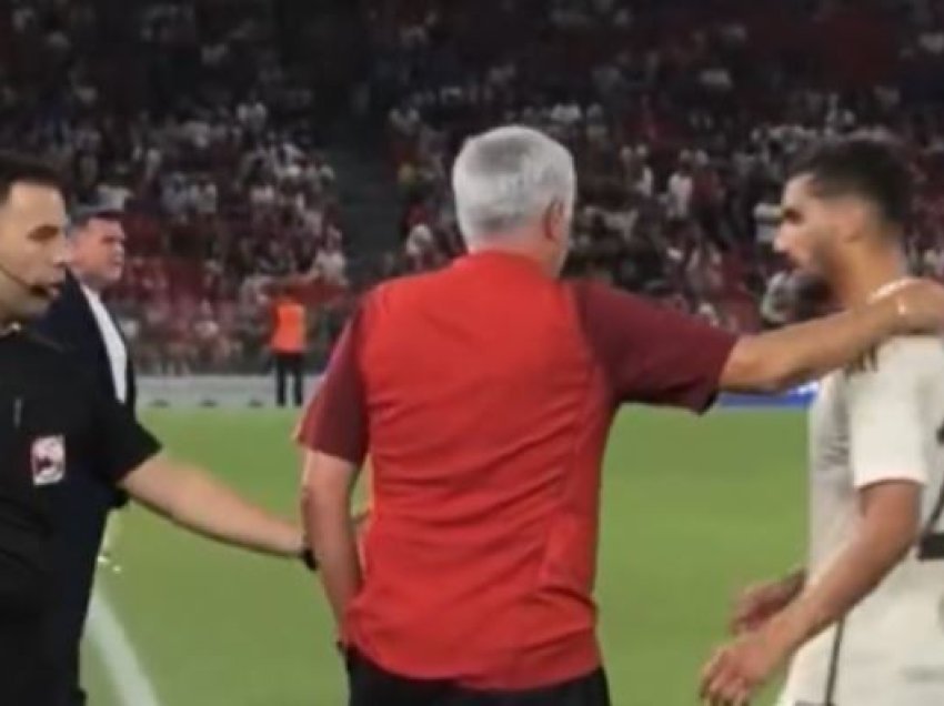 Mourinho e largoi një futbollist nga loja, pasi Partizani mbeti me një lojtar më pak