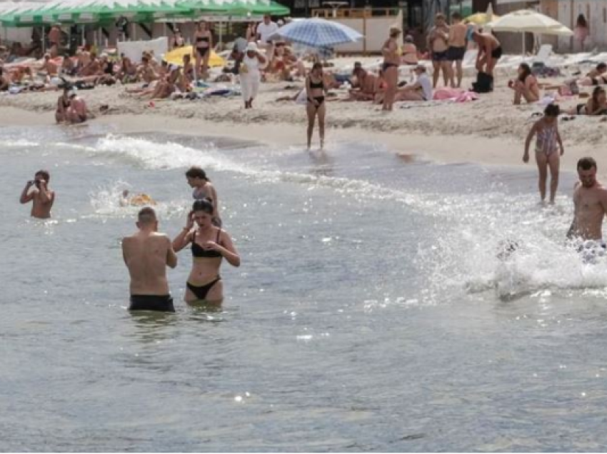 Ukrainë, Odesa hap disa plazhe për herë të parë që nga pushtimi rus