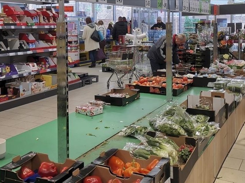 Brukseli do të detyrojë supermarketet e mëdha të dhurojnë ushqimet e pashitura