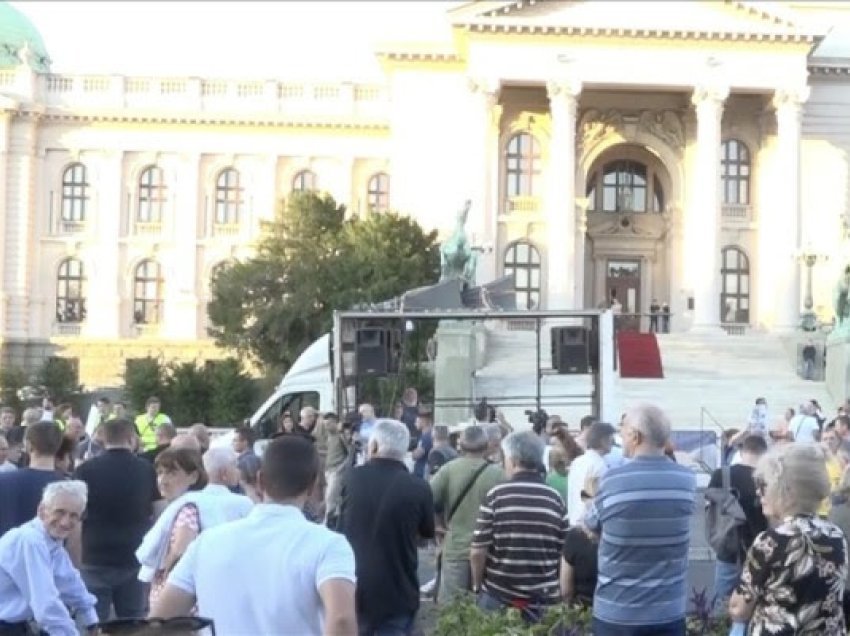 ​Vazhdojnë protestat antiqeveritare e kundër Vuçiqit në Serbi