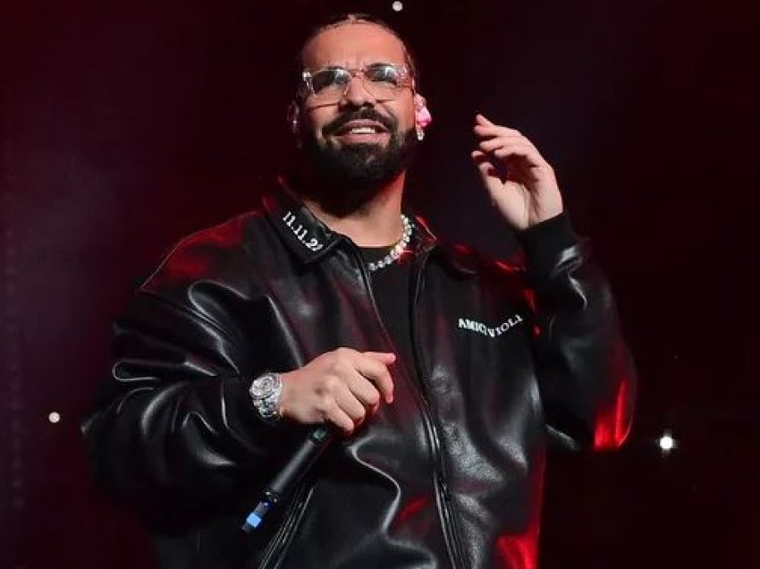 Drake kërkoi që të mos i hedhin sytjena adhurueset në skenë