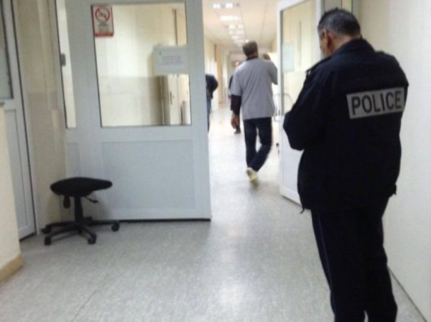 Gjakovë: 15-vjeçarja shtatzënë dërgohet në spital për trajtim, që rreth 1 vit bashkëjetonte me një burrë