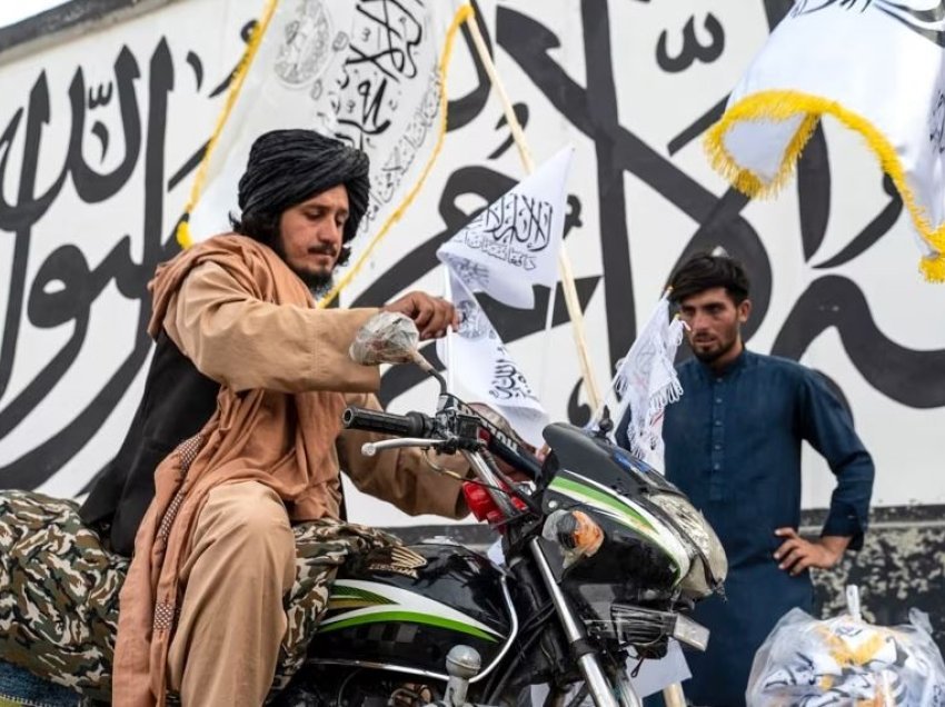 Talibanët afganë festojnë dyvjetorin e kthimit në pushtet