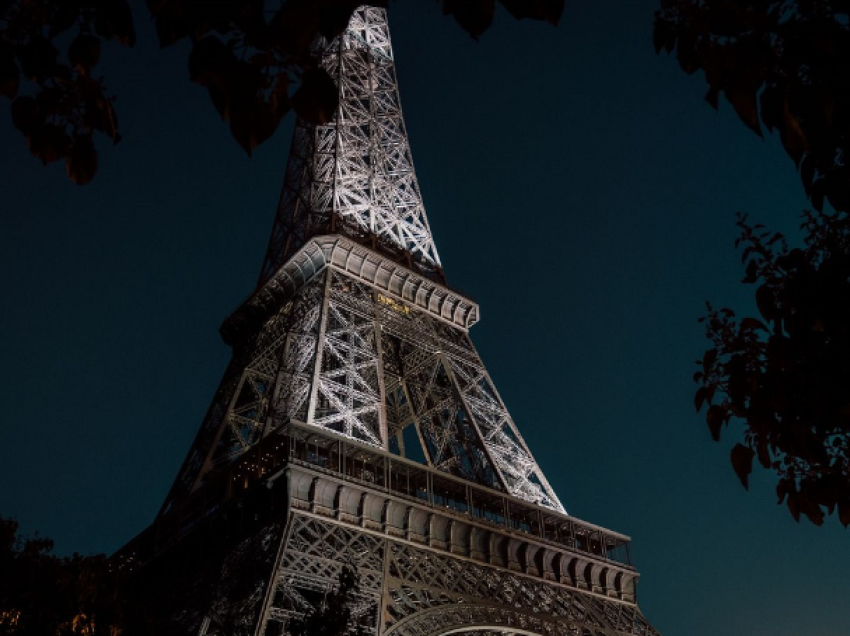Të dehur, turistët amerikanë gjenden duke fjetur në Kullën Eifel! Alarmohet siguria e monumentit