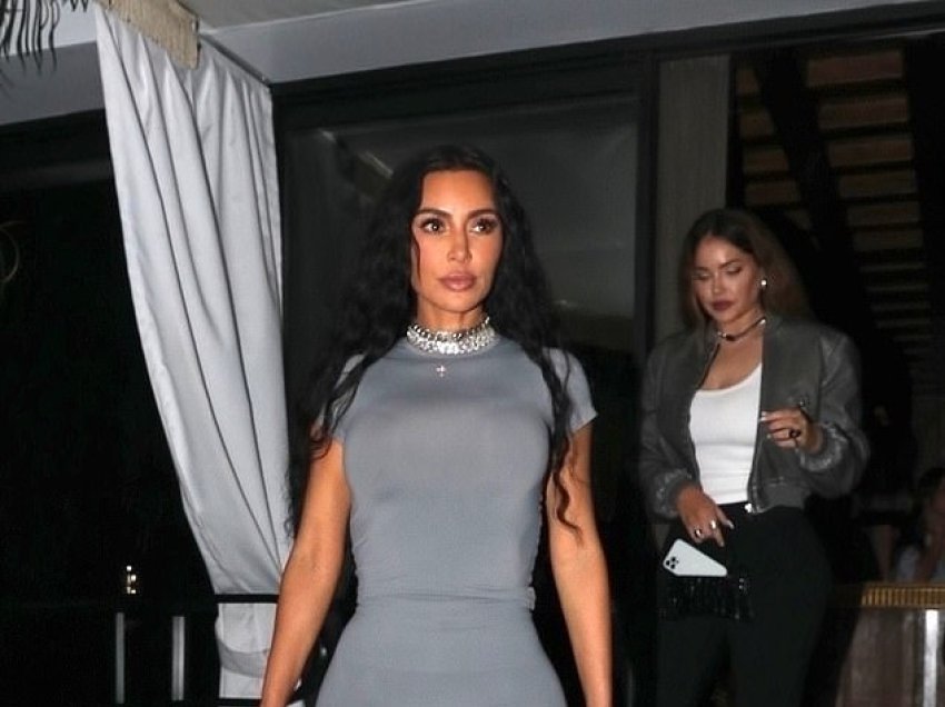 Kim Kardashian thekson linjat e trupit në kostumin e ngushtë